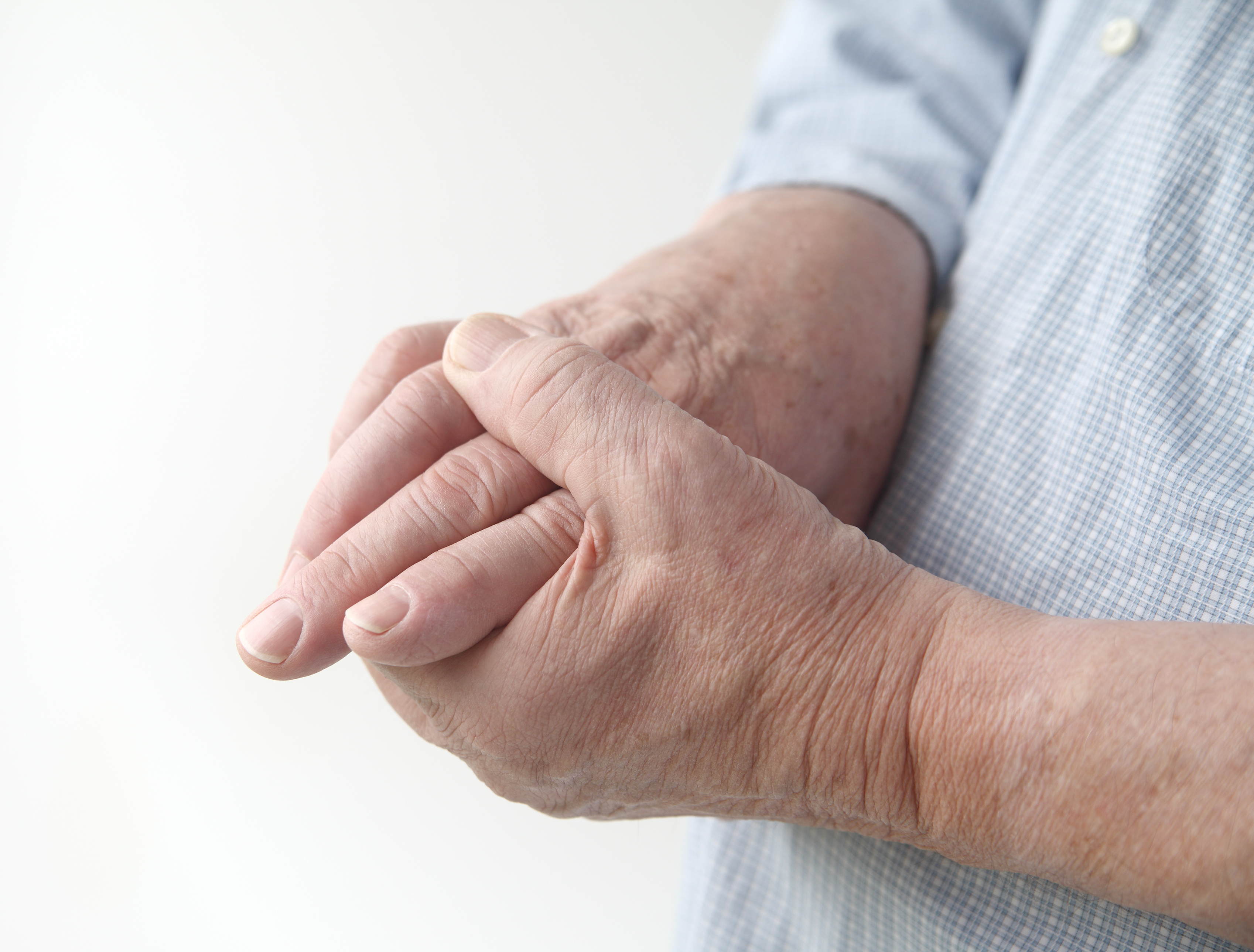 Ревматоидный артрит кистей рук. Тремор у пожилых.